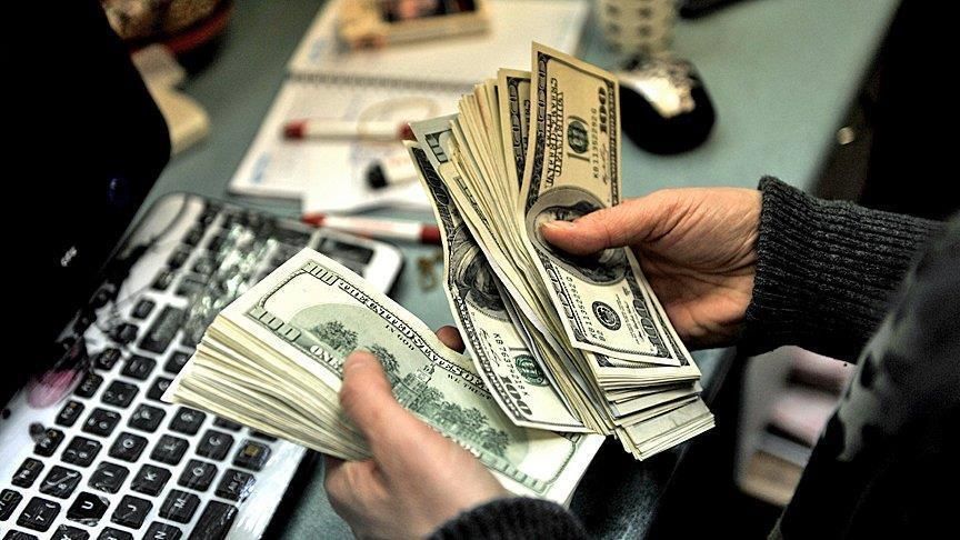 سعر الدولار يتراجع عن ذروة شهرين