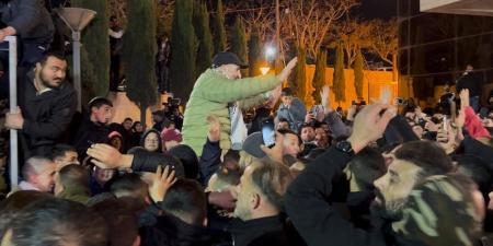 بالفيديو
      |
      وصول
      أسرى
      فلسطينيين
      محررين
      إلى
      مدينة
      رام
      الله - ستاد العرب