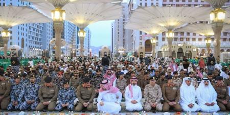 أمير المدينة المنورة يشارك رجال الأمن إفطارهم في ساحة المسجد النبوي - ستاد العرب