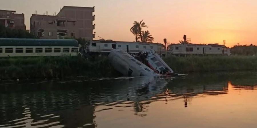 فيديو
      |
      استنفار
      أمني
      بعد
      تصادم
      قطارين
      وسقوطهما
      في
      إحدى
      الترع
      بمصر - ستاد العرب