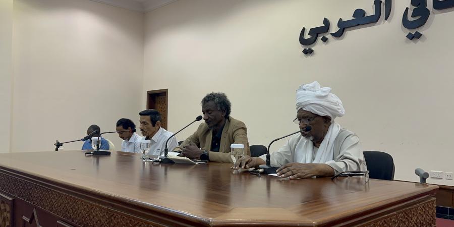 أمسية
      سودانية
      تجمع
      فنون
      الشعر
      والتشكيل
      في
      «النادي
      العربي» - ستاد العرب