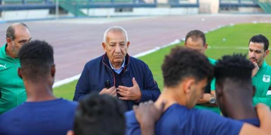 لتشجيع
      اللاعبين..
      كامل
      أبو
      علي
      يحضر
      مران
      المصري
      قبل
      مواجهة
      الزمالك - ستاد العرب