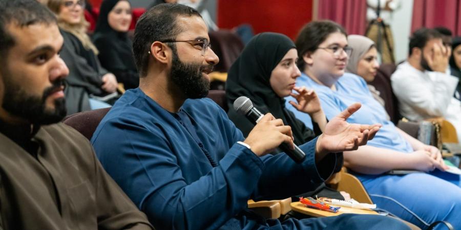 ندوة
      في
      «أمريكية
      الشارقة»
      حول
      دور
      الشباب
      والإعلام - ستاد العرب