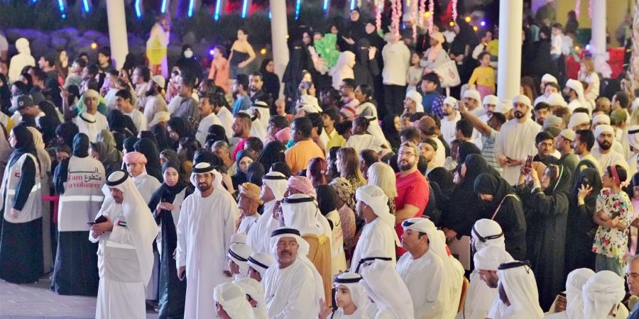 مهرجان
      «قرية
      المطاعم»
      برأس
      الخيمة
      يواصل
      فعالياته - ستاد العرب