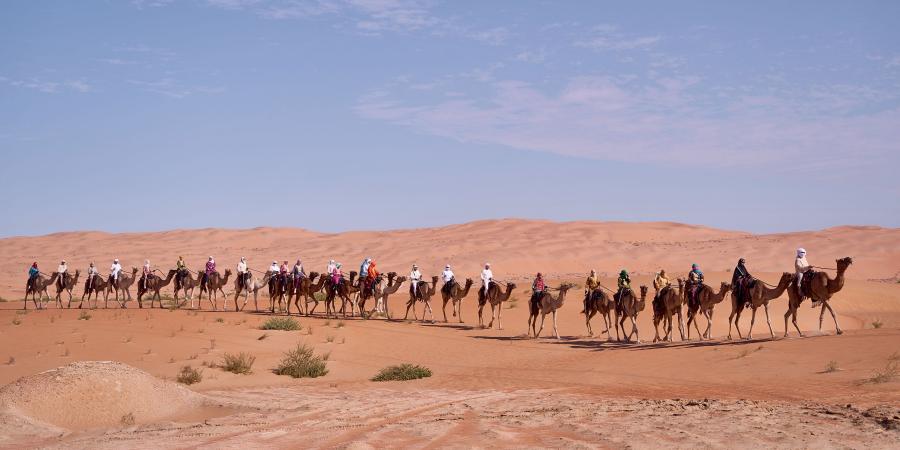 رحلة
      الهجن
      تقطع
      الصحراء
      الغربية
      في
      الطريق
      إلى
      وجهتها
      النهائية - ستاد العرب