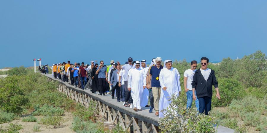 «ديوا»
      تزرع
      أشجار
      القرم
      وتنظف
      شاطئ
      محمية
      جبل
      علي
      البحرية - ستاد العرب