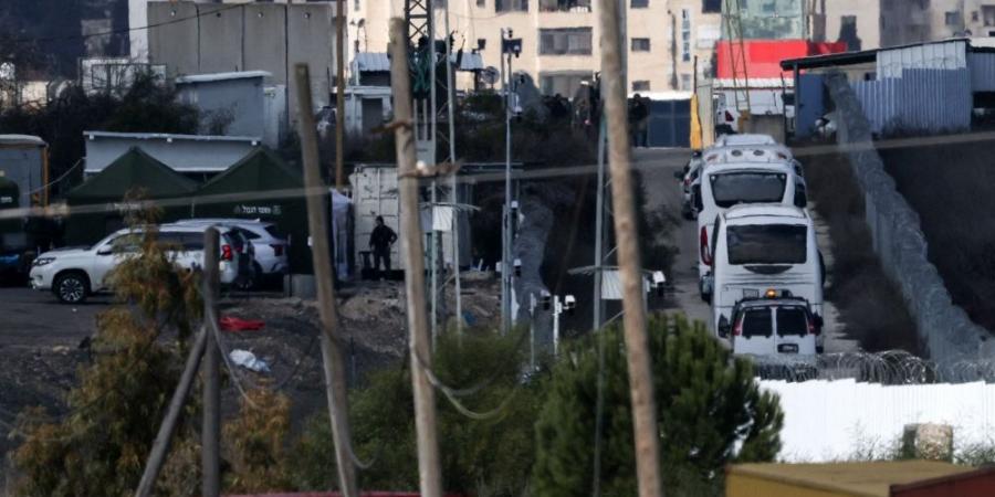 مقابل 4 رفات.. وصول عشرات الأسرى الفلسطينيين إلى رام الله - ستاد العرب