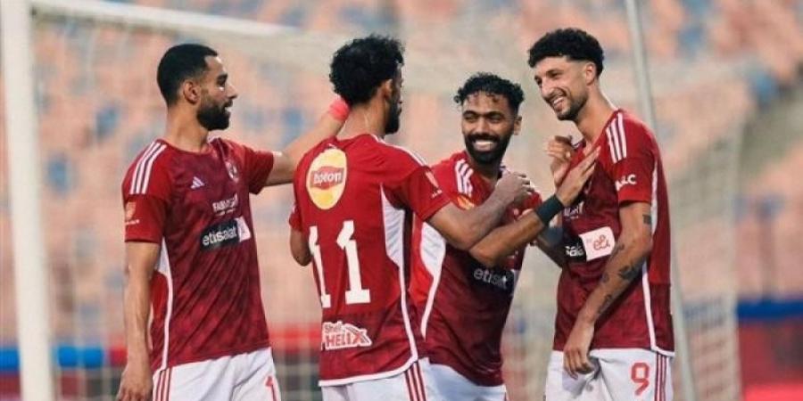 الأهلي
      يستعد
      لمواجهة
      طلائع
      الجيش
      في
      الدوري - ستاد العرب