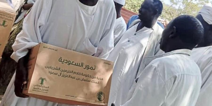 مركز الملك سلمان يوزع 20 طنًا من التمور في السودان - ستاد العرب