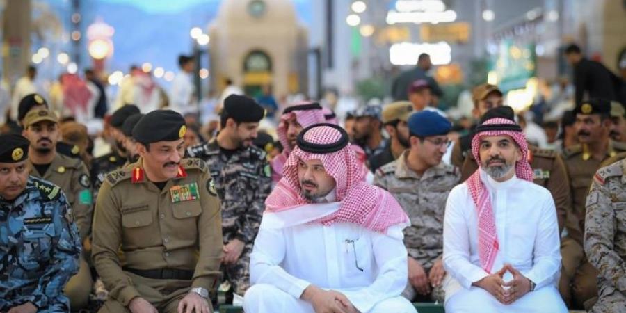 الأمير سلمان بن سلطان يشارك رجال الأمن إفطارهم في ساحة المسجد النبوي - ستاد العرب