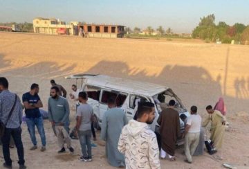 السرعة الزائدة السبب.. إصابة 15 شخصًا في انقلاب ميكروباص بالطريق الصحراوي بالمنيا
