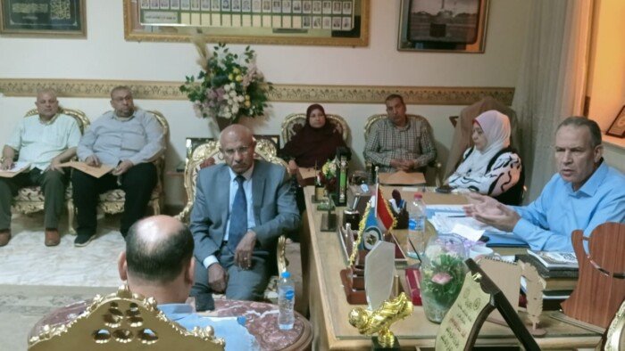 مدير «تعليم أسيوط» يناقش ضوابط لجان تقدير الدرجات لامتحانات الشهادة الإعدادية للفصل الثانى