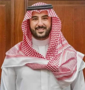 الشيخ مختار الحنكاسي بوجه مناشدة عاجلة للأمير خالد بن سلمان للتدخل في أزمة النقل الجوي بجزيرة سقطرى