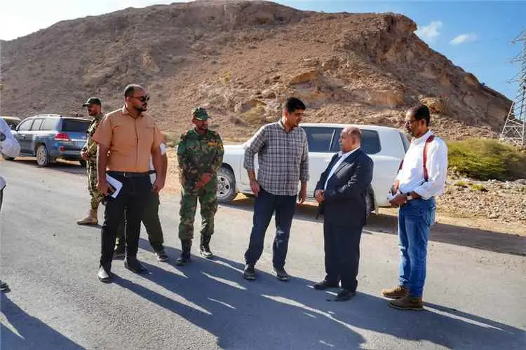 الخنبشي يتفقد مشروعي شق وسفلتة طريق الغليلة–أمبيخة وطريق الدائري الوسط بالمكلا