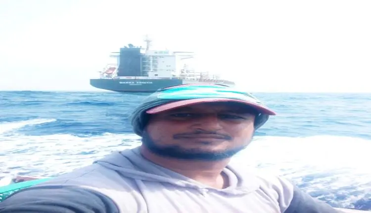 صياد يروي تفاصيل استهداف سفينة لقارب يمني بالنيران على بعد 55 ميلاً من عدن