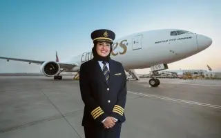 طيران الإمارات تعلن ترقية أول إماراتيتين إلى رتبة كابتن طيار