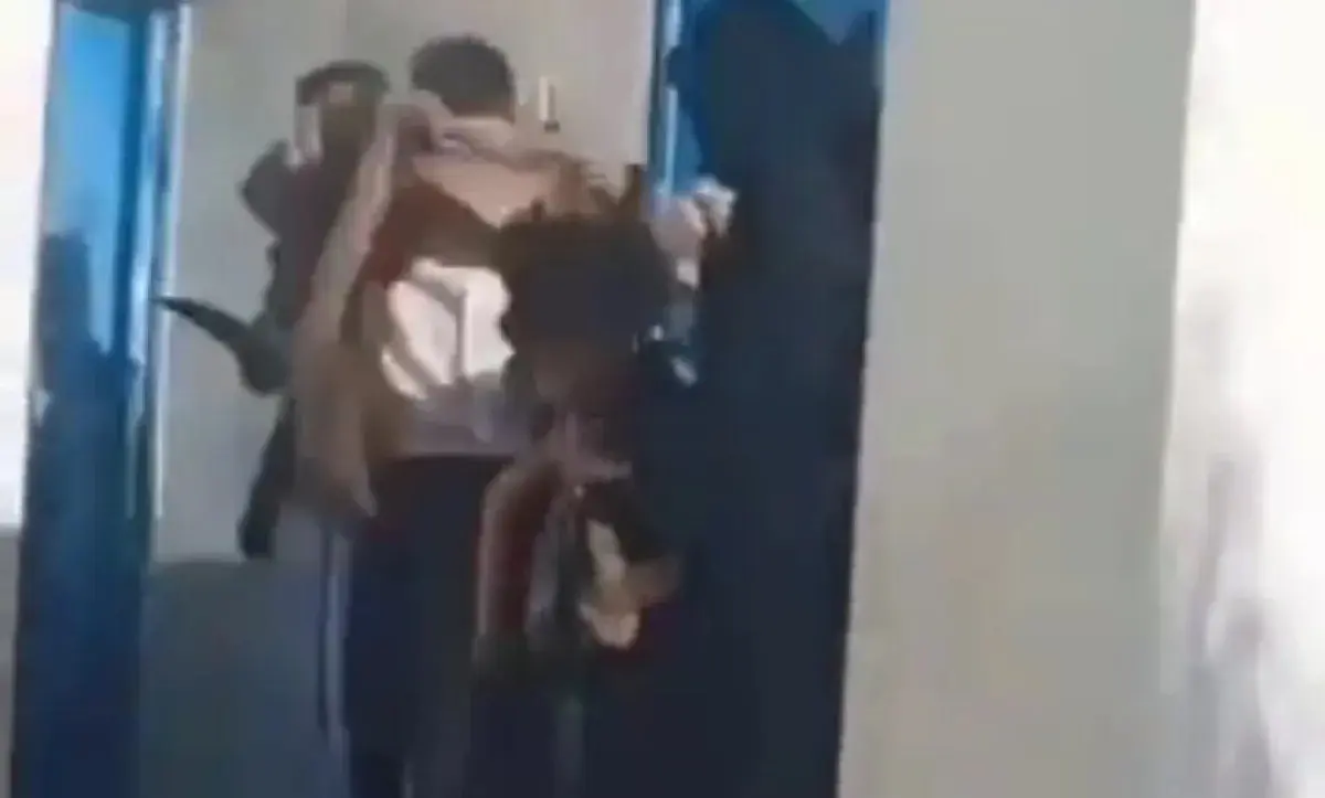 إهمال حوثي .. طفل يفقد يده داخل حديقة حيوان صنعاء وسط غياب أبسط معايير السلامة