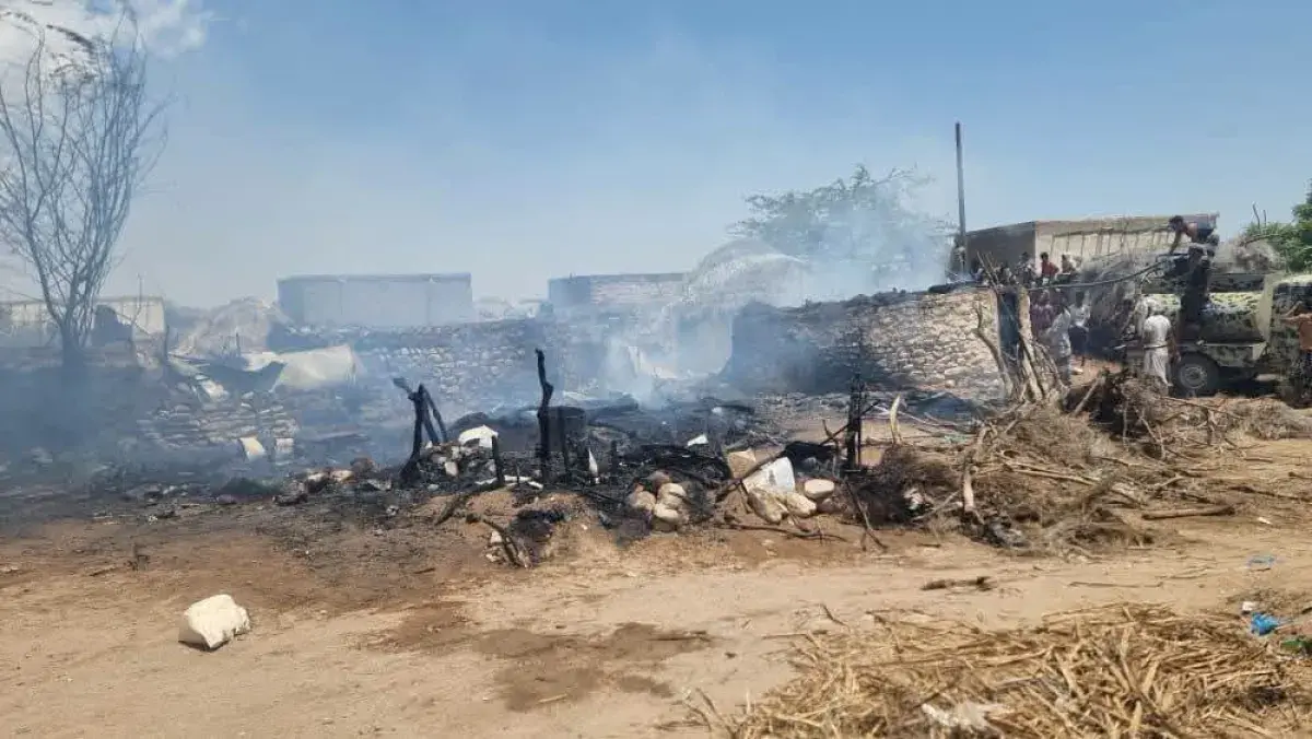 الحديدة.. حريق يلتهم منازل مواطنين ويخلف خسائر مادية في قرية الرباط بحيس