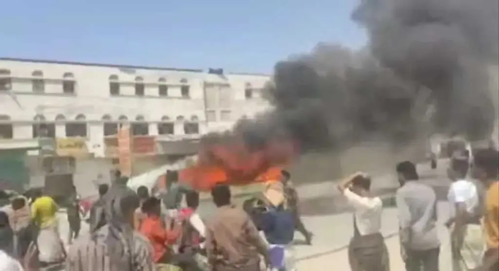 حريق مفاجئ يبتلع حافلة داخل سوق شبوة.. والدفاع المدني يتدخل