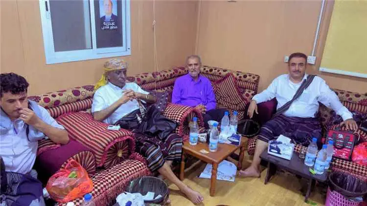 وكيل محافظة أبين يزور اللواء الركن محمد جميع الخضر في عدن للاطمئنان على صحته