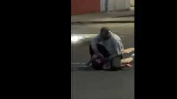 بريطانيا.. مهاجر يحاول قطع رأس رجل في الشارع (فيديو)
