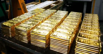تشديد السياسة النقدية والتوترات الجيوسياسية يدفعان الذهب للتراجع