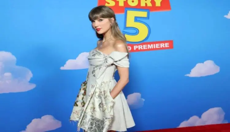 في العرض الأول بهوليوود.. تايلور سويفت تفاجئ جمهور «Toy Story 5» بأغنية جديدة على البيانو ودويتو مع راندي نيومان