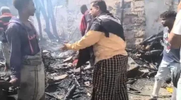 بتوجيهات محافظ أبين.. مدير عام خنفر يتفقد أضرار الحريق في منطقة المحراق بجعار