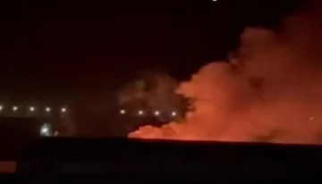 انفجار عنيف يهز عدن ويصل صداه إلى لحج مع اندلاع اشتباكات بالمعسكر المستهدف