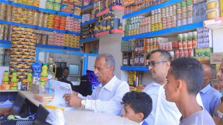 ضبط وإتلاف مواد غذائية منتهية الصلاحية خلال حملة رقابية في تعز