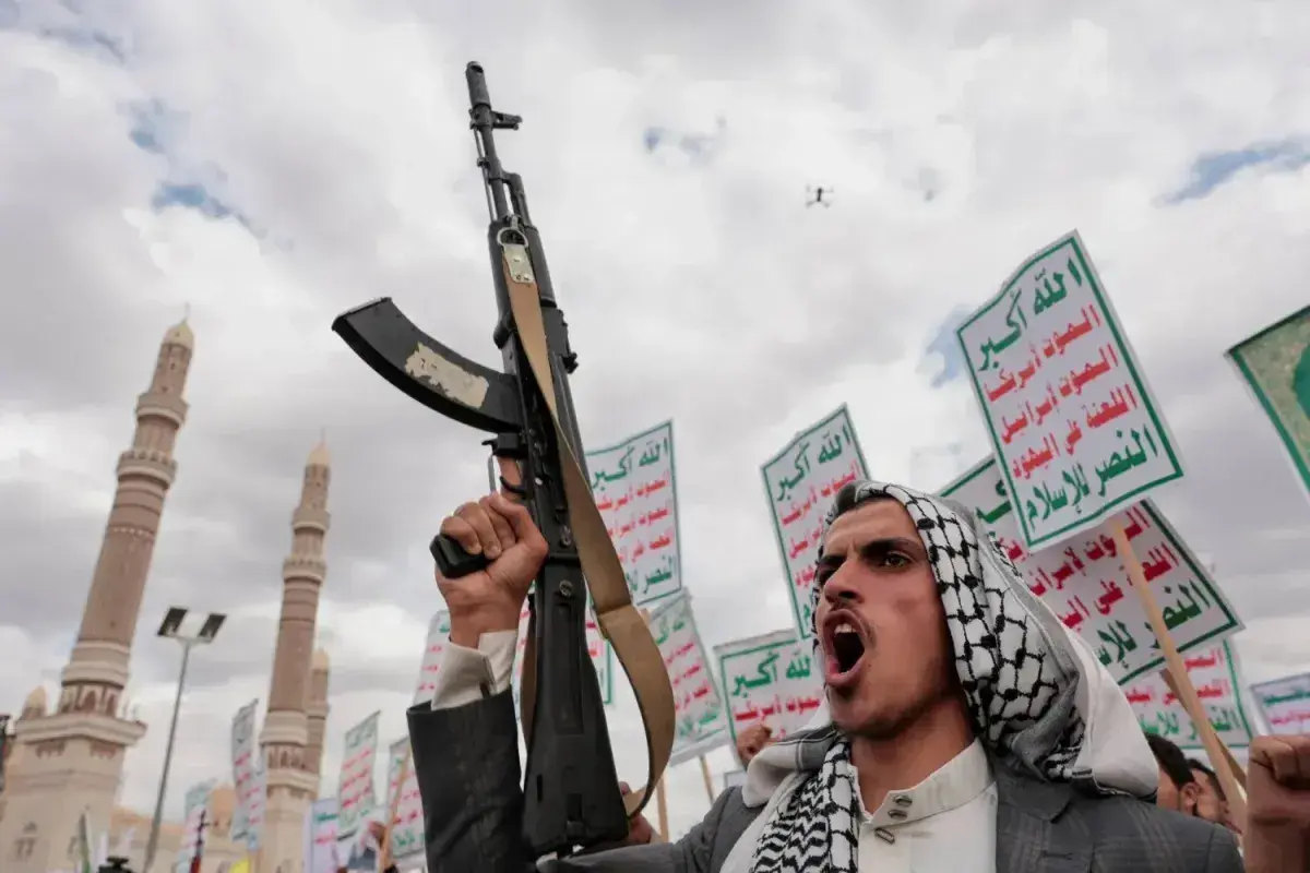 الحوثيون يلوحون باستهداف القواعد الأمريكية دعمًا لإيران