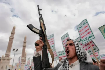 الحوثيون يهددون باستهداف قواعد أمريكية دعماً لإيران