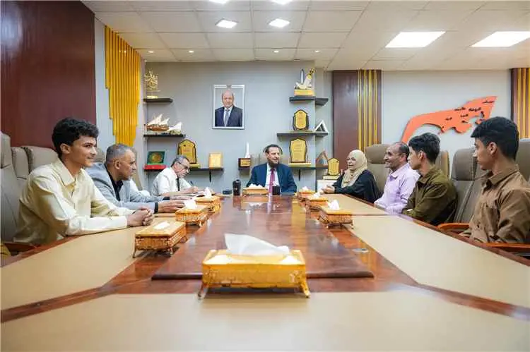 محافظ عدن يكرّم طلاب ثانوية خليفة لفوزهم ببطولة المسابقة الفكرية