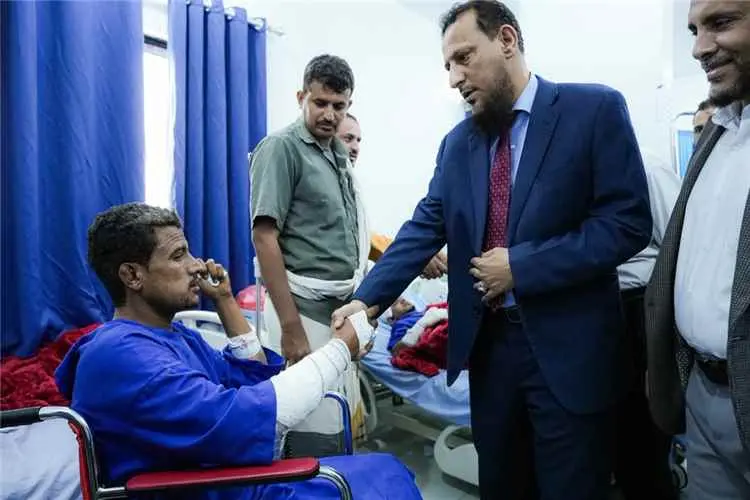 محافظ عدن يتفقد جرحى انفجار معسكر العمالقة ويشدد على أهمية إيلائهم الرعاية الطبية الكاملة