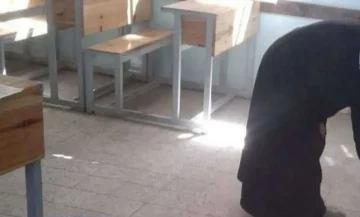 أرملة بصنعاء تضطر لتنظيف مدرسة مقابل ما تبقّى على ابنها اليتيم