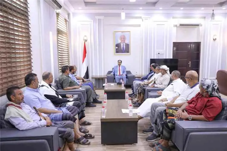 الوزير البكري يلتقي عدد من أعضاء الجمعية العمومية لنادي الهلال بمنطقة خلاقة “يافع”
