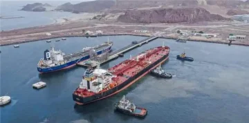 رفع الاحتجاجات أمام ميناء الزيت بالبريقة واستئناف خروج قواطر الوقود بعد تفاهمات مع المحتجين