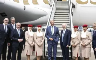 «طيران الإمارات» تستقبل المستشار الألماني على «A380»