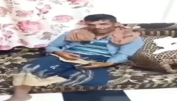 مشرف حوثي يحاصر منزل طوال الليل ويختطف مواطنا بعد الاعتداء عليه أمام أسرته في إب