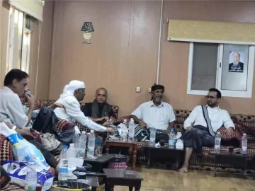 وزير الخدمة المدنية والتأمينات سالم العولقي يزور وكيل الجهاز المركزي لأمن الدولة اللواء محمد جميع الخضر